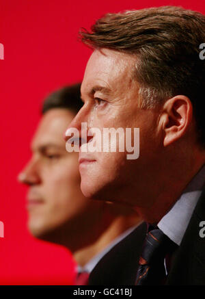 Außenminister David Miliband (links) und Wirtschaftsminister Lord Mandelson hören Bundeskanzlerin Alistair Darling während der Konferenz der Labour Party im Brighton Centre, Brighton, Sussex. Stockfoto