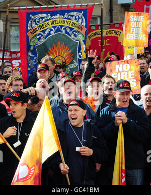 Feuerwehrleute aus dem ganzen Land nehmen an einem marsch Teil, der zur Unterstützung der South Yorkshire Fire Brigade in Barnsley, South Yorkshire, stattfindet. Stockfoto