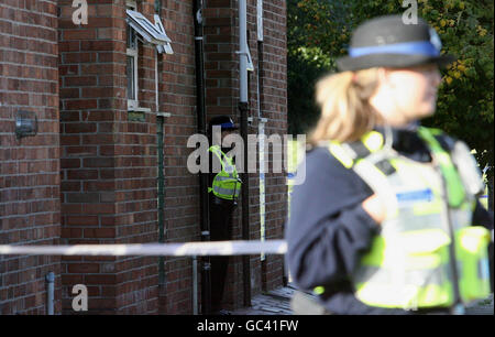 Lancashire Polizei und forensische Offiziere am Tatort in Skelmersdale, Lancashire, wo die Leichen eines Mannes und einer Frau in einem Haus entdeckt wurden. Stockfoto