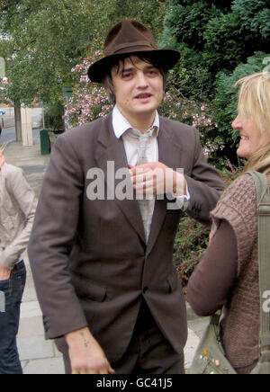 Der Babyshambles-Sänger Pete Doherty trat heute im Gloucester Crown Court zu einer Anhörung auf, wo er mit einer weiblichen Begleiterin ankam und Autogramme unterzeichnete. Stockfoto