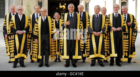 (Von links nach rechts) Lord Kerr, Lord Roger, Lord Mance, Stellvertretender Präsident des Obersten Gerichtshofs Lord Hope, Lady Hale, Präsidentin des Obersten Gerichtshofs Lord Phillips, Lord Brown, Lord Saville, Lord Collins, Lord Walker und Lord Clarke, die Richter des neuen Obersten Gerichtshofs der Nation, tragen ihre zeremoniellen Gewänder, Vor dem neuen Gebäude des Obersten Gerichtshofs auf dem Parliament Square in London, nachdem er vereidigt wurde. Stockfoto