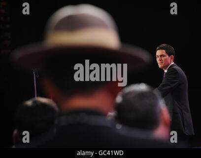 Ein Gurkha beobachtet, wie Außenminister David Miliband auf der Konferenz der Labour Party in Brighton sprach. Stockfoto