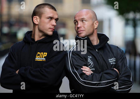 John Murray (links) und Jon Thaxton nach der Pressekonferenz im 235 Casino, Manchester. Stockfoto