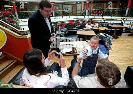 Taoiseach Brian Cowen (Mitte) trifft Finn Durkin und seine Eltern (von links nach rechts) Claudia und Paul Durkin, während er am Vorabend der Abstimmung über den Vertrag von Lissabon einen Spaziergang im Bridge Shopping Centre Tullamore, Co.Offaly, macht. Stockfoto