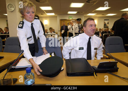 Matt Baggott (rechts), neuer Chefkonstabler der PSNI mit seiner Stellvertreterin Judith Gillespie, bei seiner ersten Sitzung des nordirischen Polizeirats in Belfast. Stockfoto