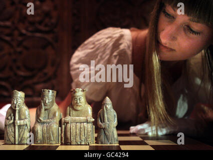 Die Lewis Chessmen im National Museum of Scotland in Edinburgh nach der heutigen Ankündigung einer großen neuen Wanderausstellung der Chessmen Eröffnung Mai 2010. Stockfoto