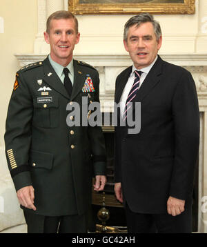 General Stanley McChrystal, Kommandant der US-Streitkräfte in Afghanistan, trifft den britischen Premierminister Gordon Brown in der Downing Street 10 in London. Stockfoto