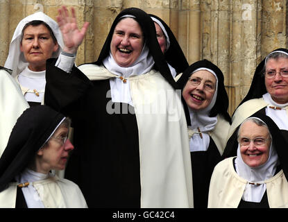 Nonnen vor dem York Minster, als die Reliquien der heiligen Therese von Lisieux ankommen. Stockfoto