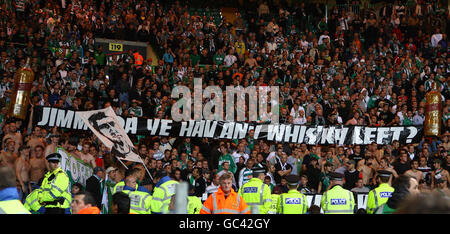 Rapid Wien Fans halten Johnnie Walker Whisky Banner während des Europa League-Spiels im Celtic Park, Glasgow. Stockfoto