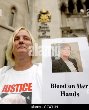 Sharon Shoesmith, eine Protesterin vor den Königlichen Gerichtshöfen, wo die ehemalige Direktorin für Kinderdienste im Haringey-Rat ihre Entlassung überprüfen soll. Stockfoto