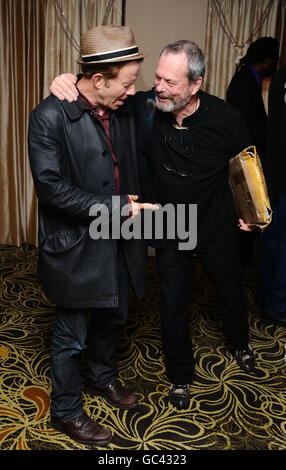 Tom Waits (links) und Terry Gilliam auf der Aftershow-Party für Gilliams neuen Film The Imaginarium of Doctor Parnassus im Langham Hotel in London. Stockfoto