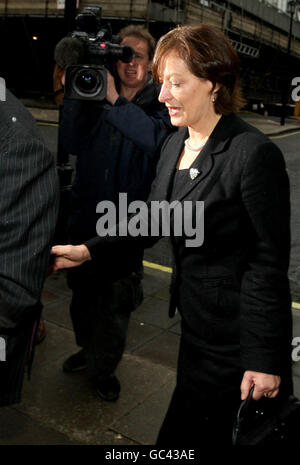 Die ehemalige Direktorin für Kinderdienste im Haringey Council Sharon Shoesmith vor den Royal Courts of Justice im Zentrum von London, die eine gerichtliche Überprüfung ihrer Entlassung abhält. Stockfoto