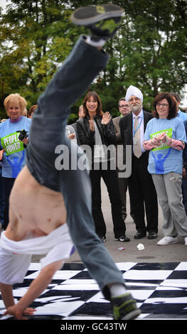 Die Frau des konservativen Parteiführers David Cameron, Samantha, sieht sich einen Break-Dancing-Wettbewerb an, als sie heute im Radcliffe Girls and Boys Club in der Nähe von Manchester Kinder und Helfer traf, einem der Social Action-Projekte der Konservativen Partei. Morgen wird Herr Cameron vor dem letzten Tag der Konferenz der Konservativen Partei sprechen. Stockfoto