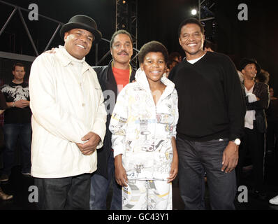 Mitglieder der Jackson-Familie (von links nach rechts) Tito, Marlon und Jackie mit einem der Stars des Musicals „Thriller Live!“ Mitchell Zhangazha (der einen jungen Michael Jackson spielt) hinter der Bühne im Lyric Theatre im Zentrum von London. Stockfoto