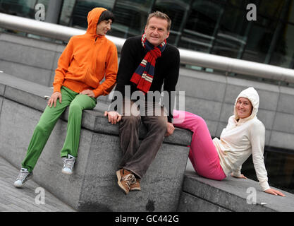 Der österreichische Künstler Willi Dorner mit Performern von Bodies in Urban Spaces ein menschliches Kunstwerk in der Nähe des Mayor's Office an der Londoner Southbank. Der „Moving Body Trail“ mit 24 Darstellern findet bis Sonntag im Bereich der Tower Bridge statt. Stockfoto