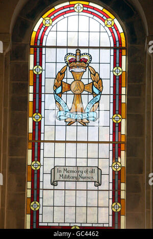 Das Buntglasfenster der Queen Alexandra's Royal Army Nursing Corp.in St Anne's Cathedral, Belfast, das heute von der Gräfin von Wessex eingeweiht wurde. Stockfoto