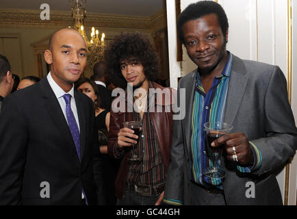 Komiker Stephen K Amos (rechts) und nicht identifizierter Gast beim Empfang der Black Powerlist in der Downing Street, London. Stockfoto