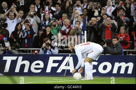 Fußball - FIFA Fußball-Weltmeisterschaft 2010 - Qualifikationsrunde - Gruppe sechs - England gegen Weißrussland - Wembley Stadium. Der englische David Beckham führt einen Eckstoß an Stockfoto