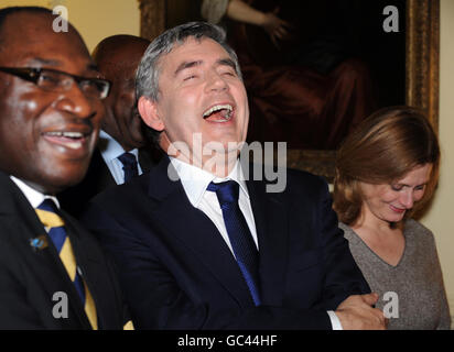 Premierminister Gordon Brown lacht beim Empfang der Black Powerlist in der Downing Street, London. Stockfoto