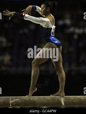 Gymnastik - Turn-Weltmeisterschaften 2009 - Tag zwei - O2 Arena. Die britische Rebecca Downie war während der Gymnastik-Weltmeisterschaft in der O2 Arena in London am Strahl. Stockfoto