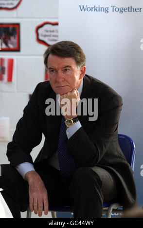 Business Secretary Lord Mandelson und Children's Secretary Ed Balls (nicht abgebildet) starten die neue Taskforce Bildung und Arbeitgeber bei einem Besuch bei Schülern der Loughborough Primary School in South London. Stockfoto