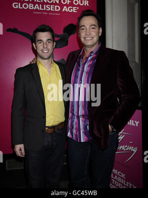 Strictly Come Dancing's Craig Revel Horwood (rechts) und sein Freund Grant MacPherson kommen zur Geburtstagsgala des Musicals Dirty Dancing im Aldwych Theatre im Zentrum von London. Stockfoto