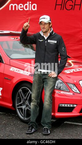 Großbritanniens Formel-1-Weltmeister Jenson Button tritt im Bluewater-Einkaufszentrum in Greenhithe, Kent, auf. Stockfoto