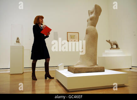 Garden Statue - The Virgin 1911-12 an der Royal Academy of Arts, Piccadilly, London. Stockfoto