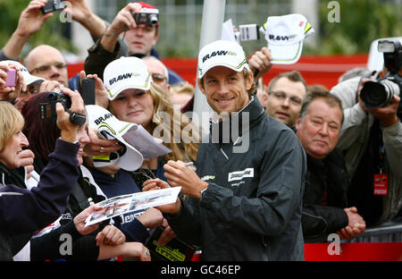 Der britische Formel-1-Weltmeister Jenson Button trifft Fans bei einem Auftritt im Bluewater-Einkaufszentrum in Greenhithe, Kent. Stockfoto