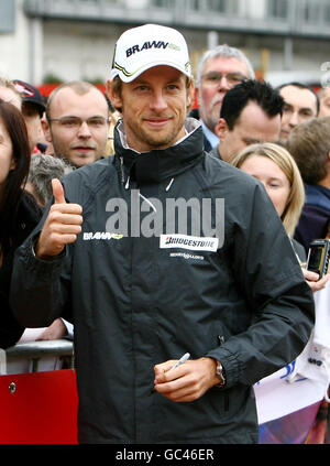 Auto - Jenson Button Photocall - Bluewater Center. Der britische Formel-1-Weltmeister Jenson Button tritt im Bluewater-Einkaufszentrum in Greenhithe, Kent, auf. Stockfoto