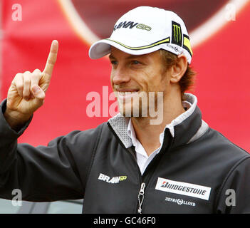 Großbritanniens Formel-1-Weltmeister Jenson Button tritt im Bluewater-Einkaufszentrum in Greenhithe, Kent, auf. Stockfoto