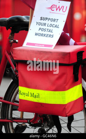 Postarbeiter vor dem Clifton Delivery Office, Nottingham, am zweiten Tag eines zweitägigen landesweiten Streiks. Stockfoto