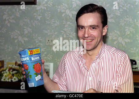 Der ehemalige Nahost-Geisel John McCarthy mit einer Schachtel Cadbury's Roses, die er seit seiner Ankunft bei RAF Lyneham vor acht Tagen erhalten hat. Stockfoto