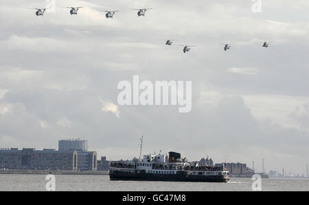 Über 40 Flugzeuge führen einen Flug entlang des Flusses Mersey durch, wo HMS Illustrious in Liverpool, Merseyside, angedockt ist. Sie feiern 100 Jahre Marine Aviation. Stockfoto