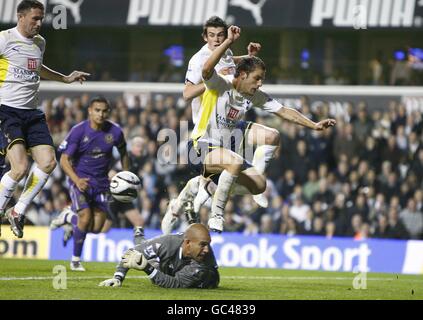 David Bentley von Tottenham Hotspur sieht seinen Nachschuss gerettet Von Everton Torwart Tim Howard nach Robbie Keane hat seine Abzug gespeichert Stockfoto