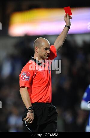 Fußball - Carling Cup - vierte Runde - Blackburn Rovers gegen Peterborough United - Ewood Park. Schiedsrichter Anthony Taylor zeigt Peterborough United Torwart Joe Lewis mit einer roten Karte (nicht abgebildet) Stockfoto