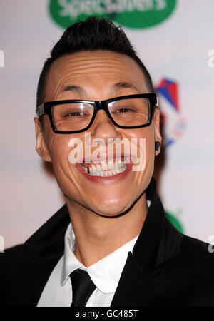 GOK Wan kommt für die Specsavers Brillenträger des Jahres 2009 im Victoria and Albert Museum in London an. Stockfoto