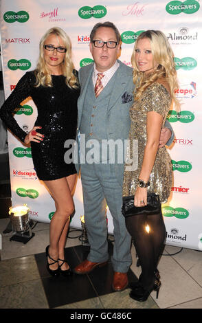 Nancy Sorrell (links), Vic Reeves und Caprice kommen für die Specsavers Spectacers Trägerin des Jahres 2009 im Victoria and Albert Museum in London an. Stockfoto