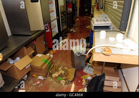 Fußball - Carling Cup - vierte Runde - Barnsley gegen Manchester United - Oakwell. Ein durchwühlter Cateringladen, der nach dem Spiel während des Carling Cup-Spiels in Oakwell, Barnsley, angegriffen wurde. Stockfoto