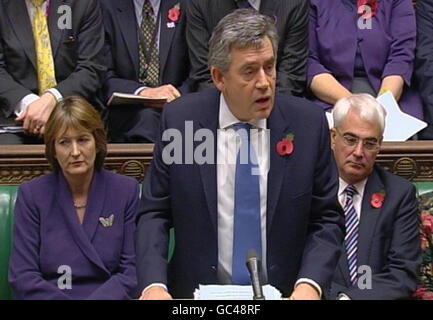 Premierminister Gordon Brown spricht während der Fragen des Premierministers im Unterhaus in London. Stockfoto