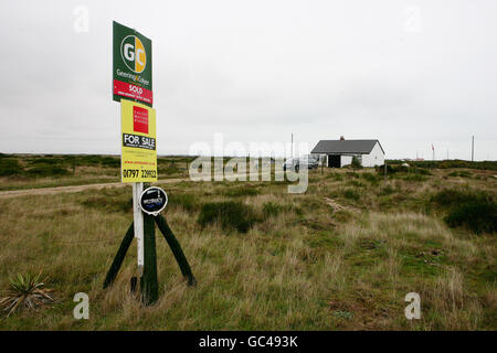 Ein allgemeiner Blick auf West Beach Cottage im Dungeness Nature Reserve in Kent, das jetzt kurz vor dem Verkauf steht, obwohl es nur wenige Meter von zwei Atomkraftwerken entfernt ist. Stockfoto