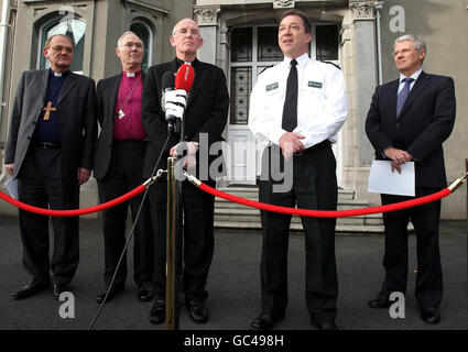 Foto. Chief Constable of the Police Service Nordirland, Matt Baggott (zweite rechts) im Bild mit den Kirchenführern Nordirlands (von links nach rechts) Reverend Donald Ker, Präsident der Methodistischen Kirche in Irland, Erzbischof Alan Harper, der Kirche von Irland, Erzbischof von Armagh und Primas von ganz Irland, Kardinal Sean Brady, Katholischer Erzbischof von Armagh und Primas von ganz Irland und Pfarrer Dr. Stafford Carson, Moderator der Presbyterianischen Kirche in Irland. Stockfoto