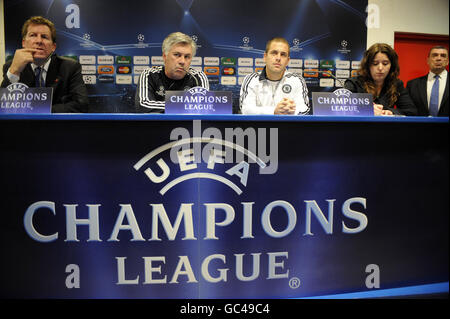 Chelsea-Manager Carlo Ancelotti (zweite links) und Joe Cole (dritte von links) während einer Pressekonferenz im Atletico Madrid Stadium, Madrid, Spanien. Stockfoto