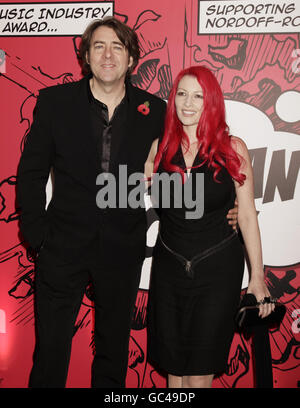 Jonathan Ross und seine Frau Jane Goldman kommen für den MITs (Music Industry Trust) Award im Grosvenor House Hotel in London an. Stockfoto