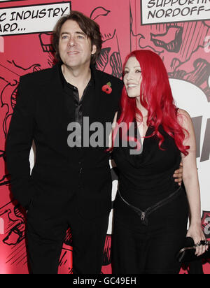 Jonathan Ross und seine Frau Jane Goldman kommen für den MITs (Music Industry Trust) Award im Grosvenor House Hotel in London an. Stockfoto