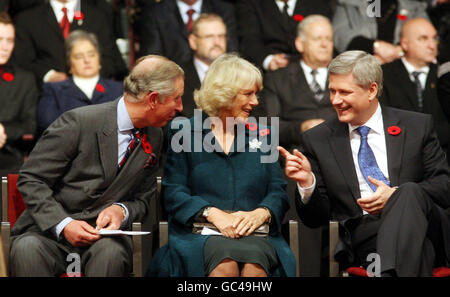 Der Prinz von Wales und die Herzogin von Cornwall mit dem Premierminister Stephen Harper bei einer Begrüßungszeremonie in Kanada zu ihren Ehren, die am ersten Tag ihres Besuchs in Kanada im Mile One Stadium in der kanadischen Stadt St. John's stattfand. Stockfoto