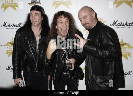 Robb Reiner (links), Steve 'Lips' Kudlow (Mitte) und Glenn Five von 'Anvil', die den DVD/Film des Jahres Award bei den Classic Rock Roll of Honor Awards im Park Lane Hotel im Zentrum von London erhielten. Stockfoto