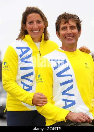 Das britische Segelduo Dee Caffari und Brian Thompson an Bord der Open 60 Rennyacht Aviva vor dem Start der neunten Auflage des Transat Jacques Vabre-Rennens von Frankreich nach Costa Rica am Sonntag, den 08. November. Stockfoto