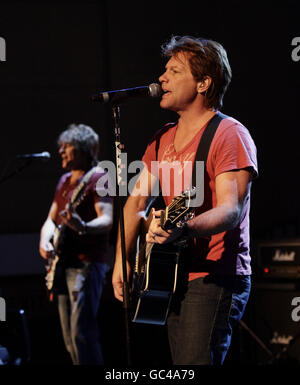 Jon Bon Jovi (rechts) und Richie Sambora von Bon Jovi spielen live für die Live Lounge von Radio 1 mit Fearne Cotton im BBC Radio Theatre im Broadcasting House im Zentrum von London. DRÜCKEN Sie VERBANDSFOTO. Bilddatum: Dienstag, 3. November 2009. Bildnachweis sollte lauten: Yui Mok/PA Wire Stockfoto