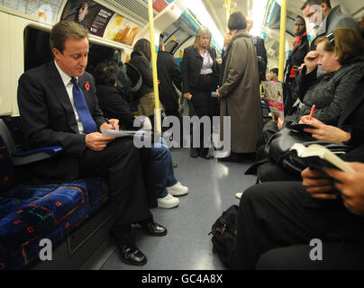 Der konservative Führer David Cameron fährt heute mit der U-Bahn in die O2 Arena in London, wo er sein Ticket for Trupps-Programm lancierte, das die Veranstalter von Musikkonzerten und Sportveranstaltungen dazu anspornen soll, Soldaten kostenlose Tickets zu geben. Stockfoto